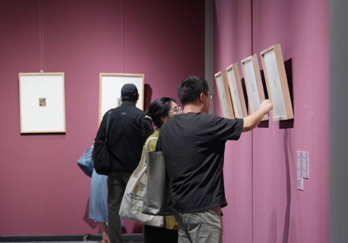 游客欣赏展品。周本帅 摄 游客欣赏展品。周本帅 摄